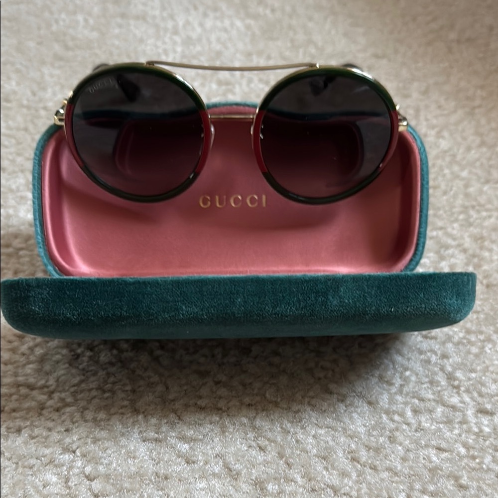 GREAT CONDITION: Gucci Black and Gold Round Glasses